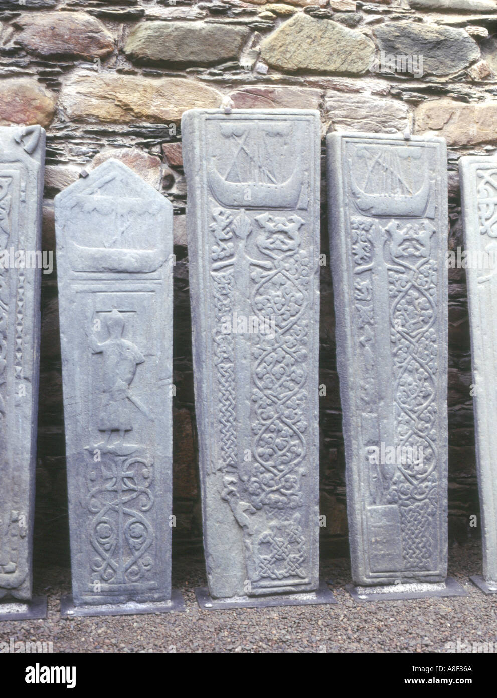 dh KILMORY ARGYLL Schottische geschnitzte Grabsteine geschnitzte Steingrabplatten schottische Platte Stockfoto