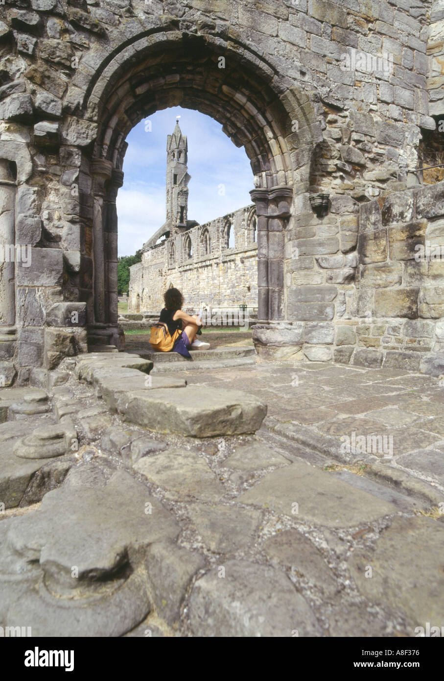 dh Cathedral ST ANDREWS FIFE Historische Touristen besuchen Schottland Mädchen Ruinen Menschen uk Tourist historische Ruine historische Teenager allein Frau Stockfoto