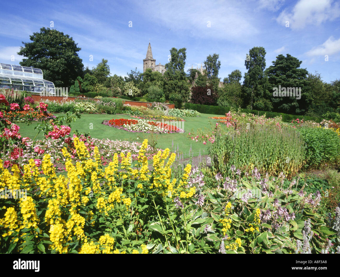 dh Pittencrieff Park DUNFERMLINE FIFE Scottish Flower Gardens und Dunfermline Abbey Blumen Sommer schottland Garten Stockfoto