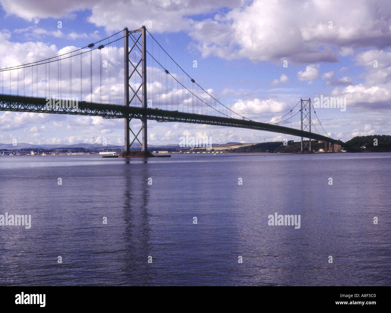 dh Forth Road Bridge FORTH BRIDGE FORTH BRIDGE BRIDGE Fife Roadbridge überspannt die Brücke über den Fluss Forth scotland Stockfoto