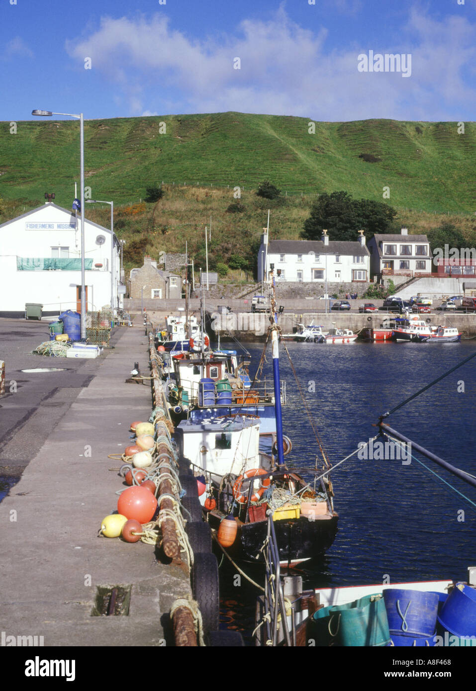 dh Coastal Scotland Harbour SCRABSTER HARBOUR CAITHNESS Fischerboote am Kai an der Bootsküste Stockfoto