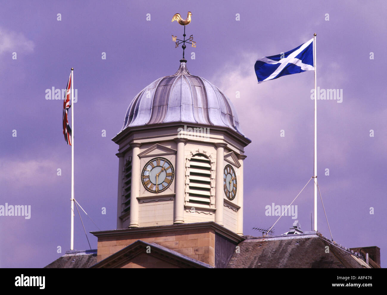 dh KELSO BORDERS Curfew Tower St Andrews schottische Flagge und Union Jack Uhr weathervane Stadt schottland Stockfoto