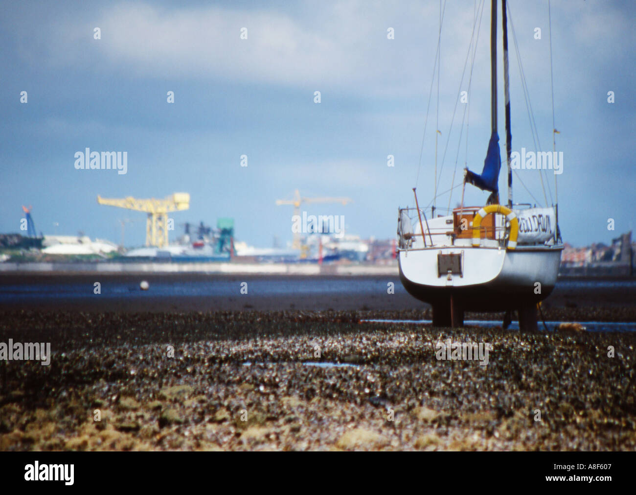 Hoch und trocken mit Barrow Werften Yacht als Hintergrund Stockfoto