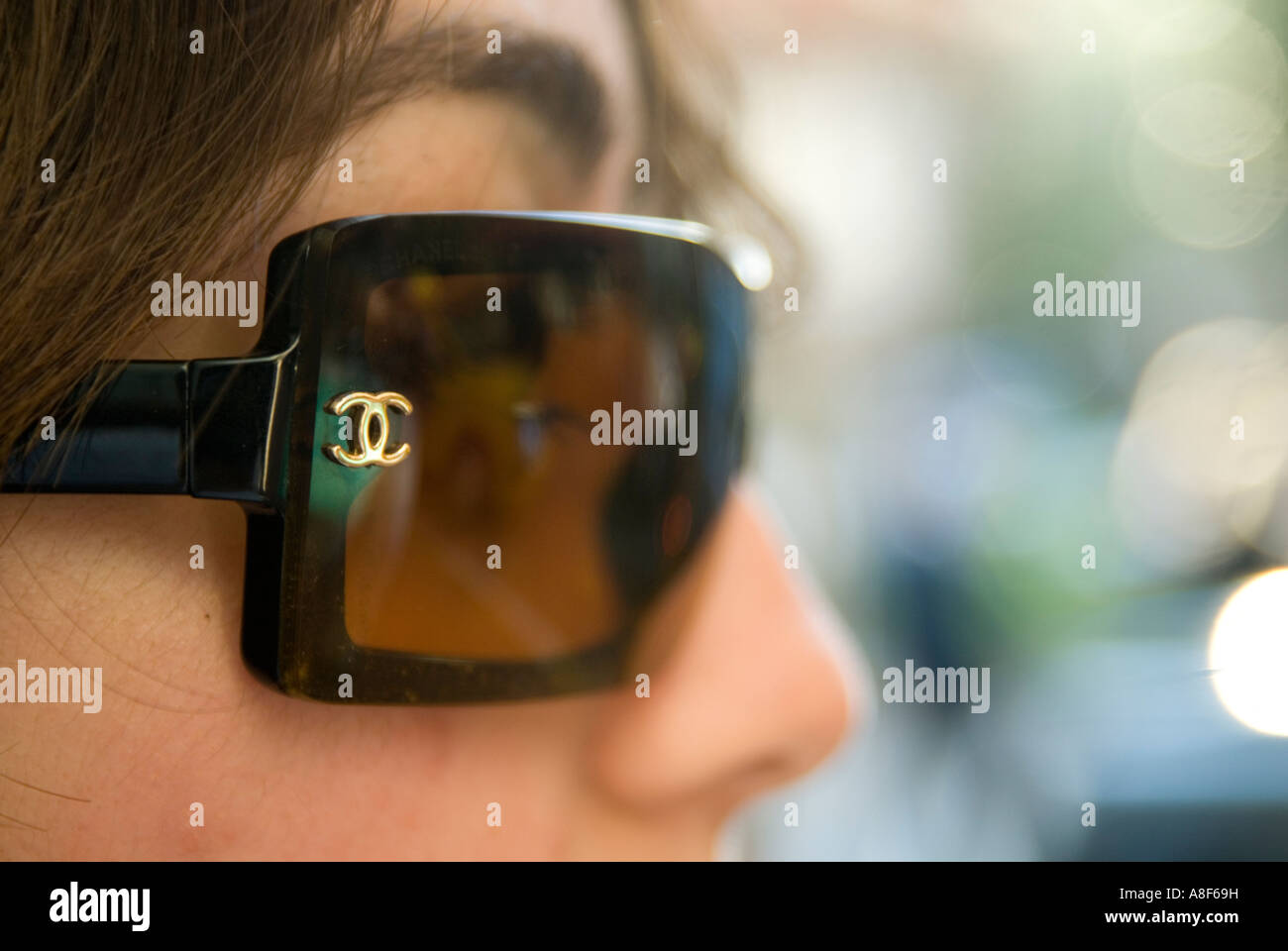 Chanel sunglasses -Fotos und -Bildmaterial in hoher Auflösung – Alamy