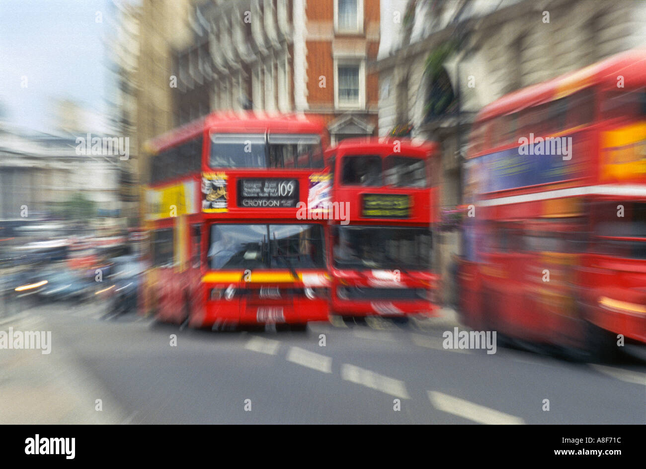 London-rote Doppeldecker-Busse in Whitehall Stockfoto