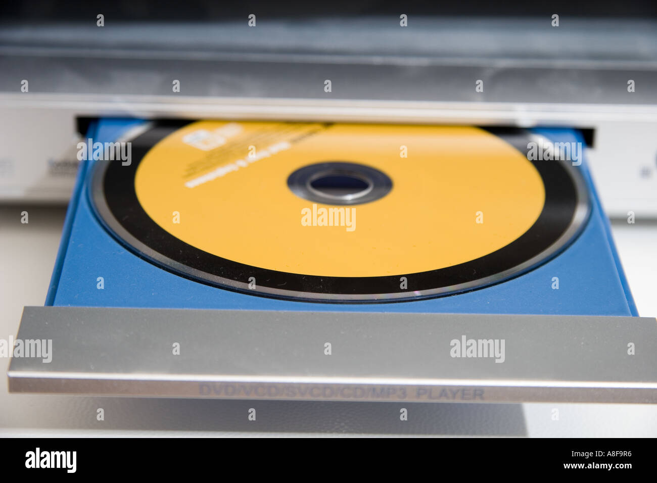 Disc-Player, CDs, DVDs, hören, sehen, Filme, Musik, dünne, Runde, gelb, schwarz, blau, schnelle, Elektronik, Technologie Stockfoto