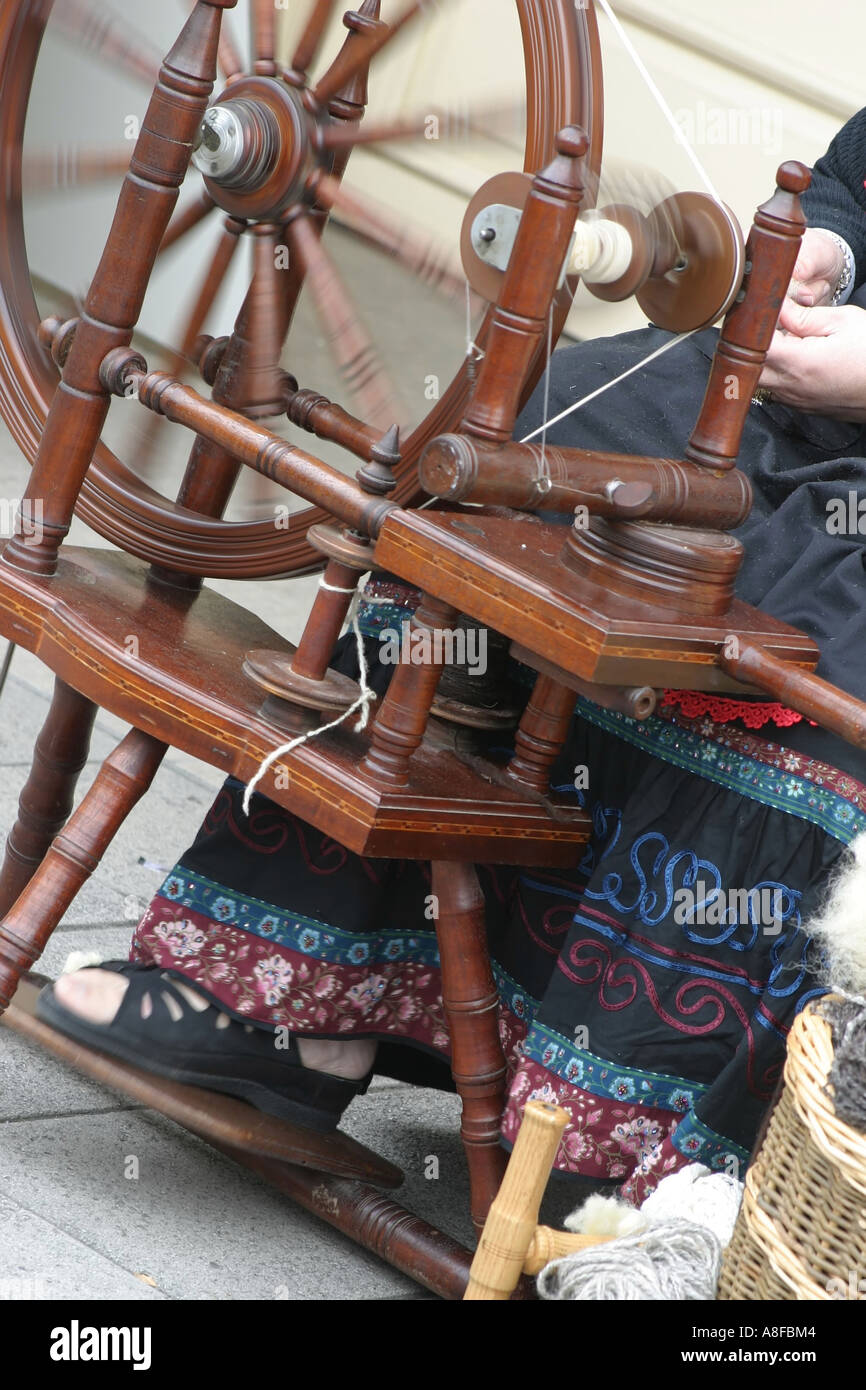 Alte Frau bei der Arbeit, auf einem Spinnrad Wolle spinnen Stockfotografie  - Alamy