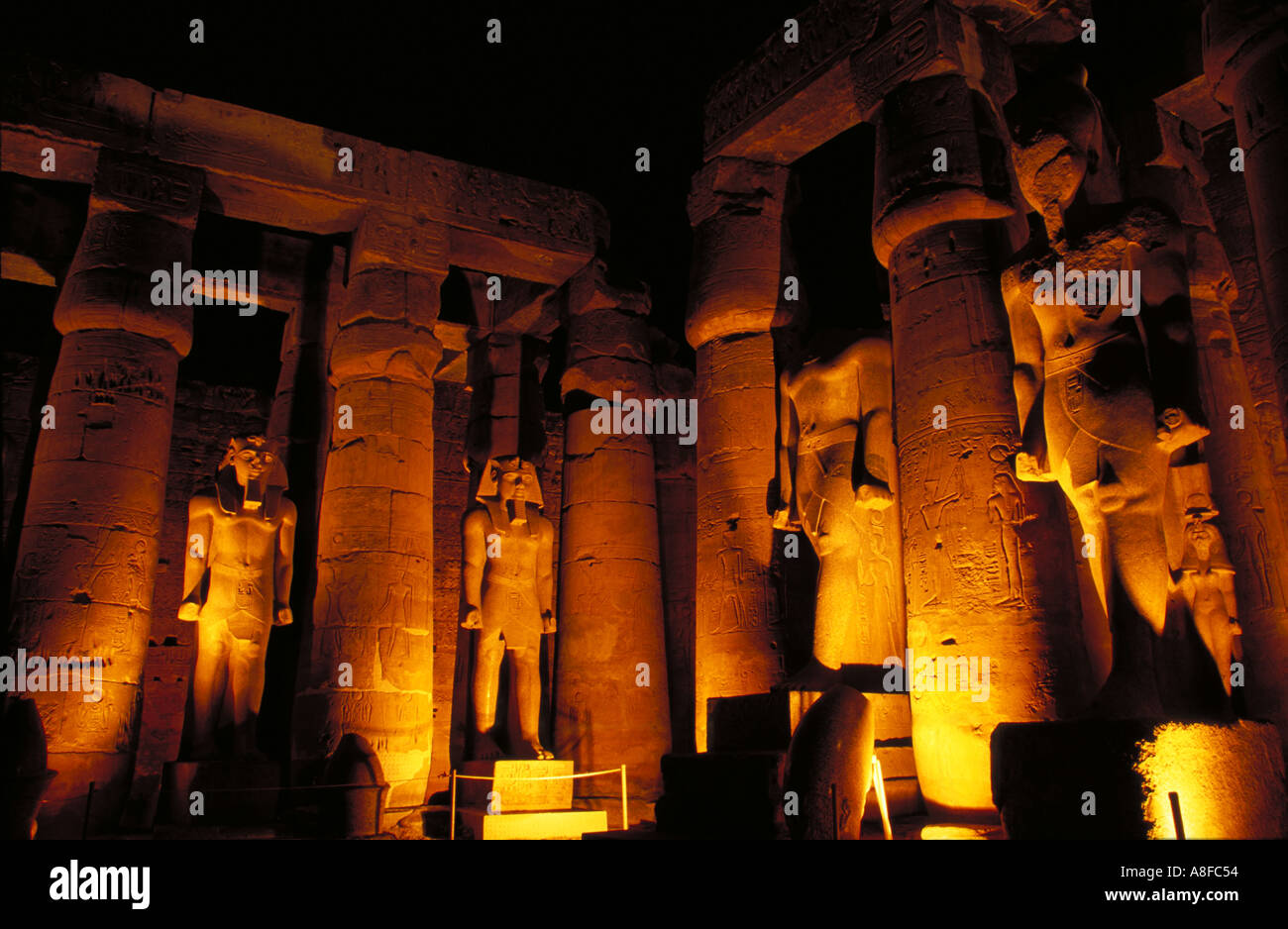 Nachtansicht der Tempel von Luxor Luxor Ägypten Stockfoto