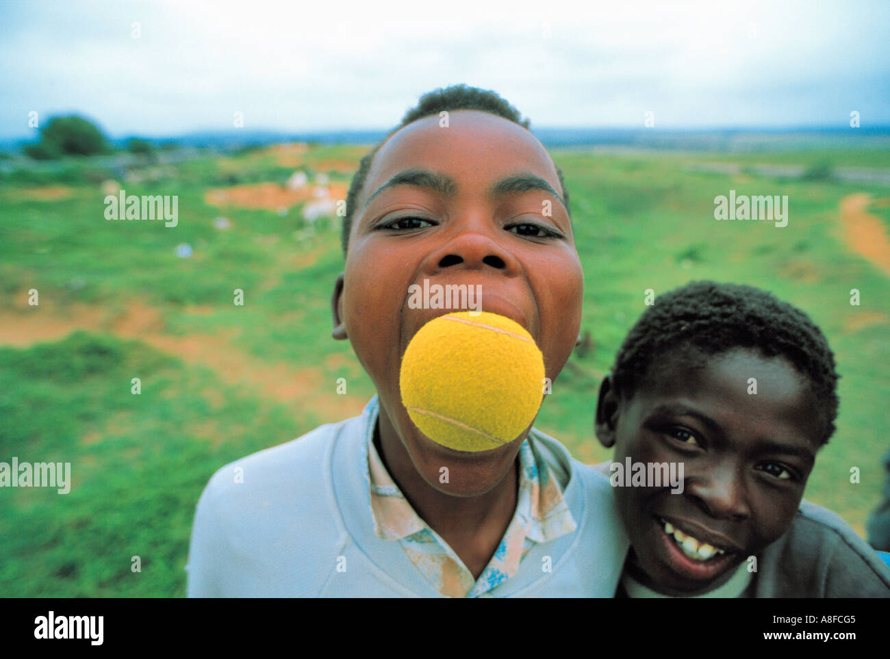 verspielte Kinder mit Ball, Südafrika Stockfoto