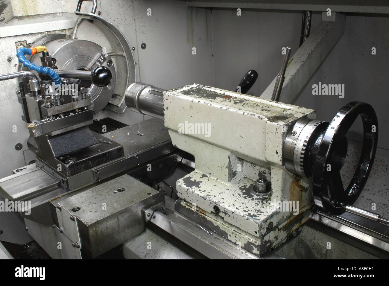 Chuck, Reitstock und Bedienfeld der CNC-Drehmaschine Stockfotografie - Alamy