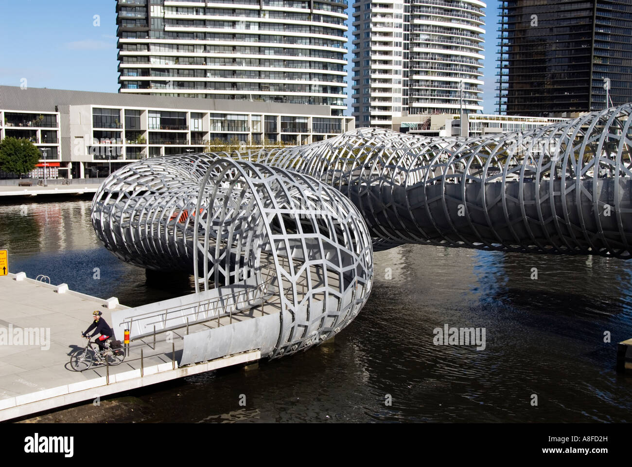 Blick auf spektakuläre neue Stahl-Webb-Brücke über den Yarra River in Docklands District of Melbourne Australien Stockfoto