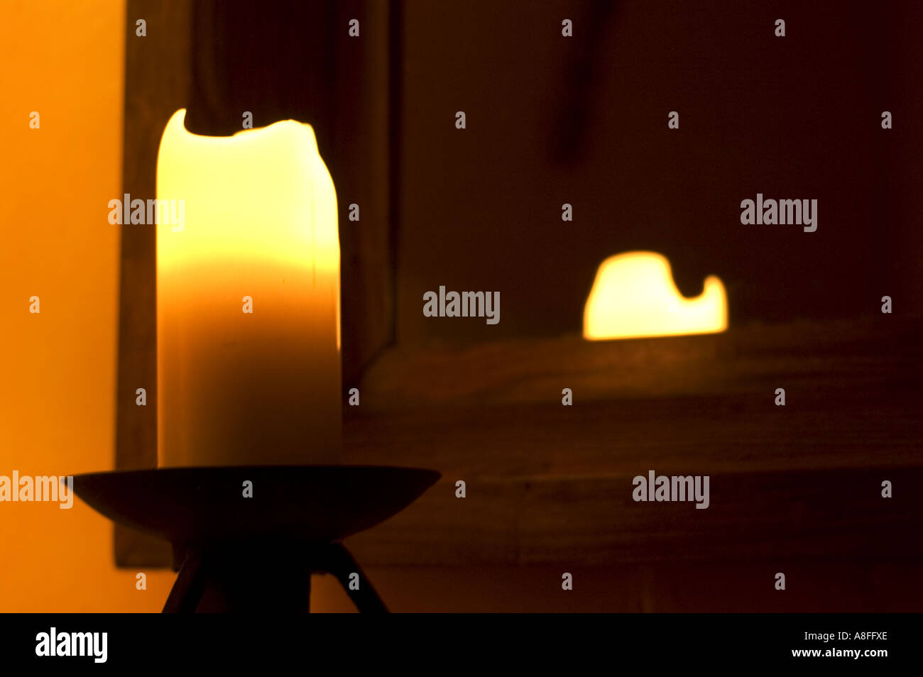 Neben einem Spiegel Kerze Stockfoto