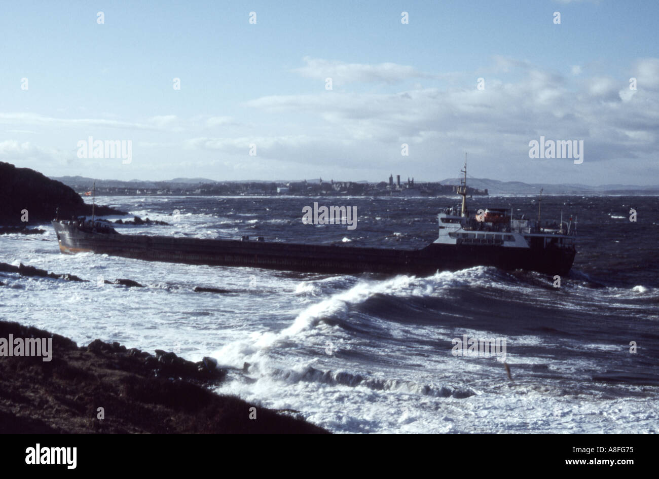 Ein Handelsschiff auf Grund gelaufen in der Nähe von der schottischen Küste Stadt St. Andrews Hintergrund Scotland UK Stockfoto