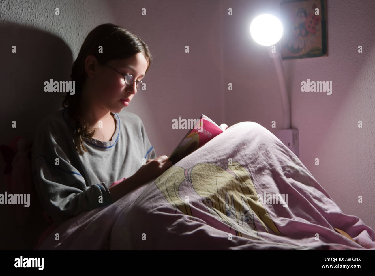 Stock Foto von jungen Mädchen lesen im Bett Stockfoto
