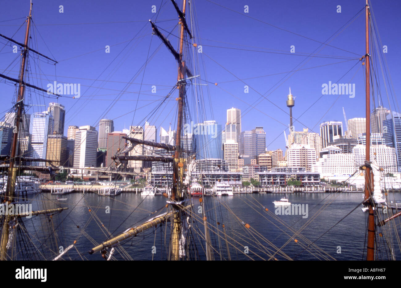 Masten und Takelage der Topografie im Lieferumfang von James Craig Darling Harbour Sydney CBD Skyline im Hintergrund Stockfoto
