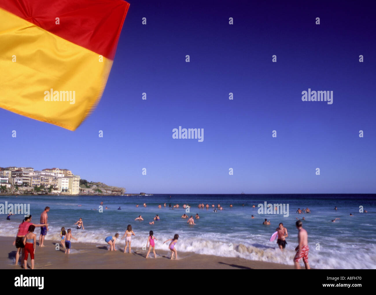 Badegäste am s Bondi Beach in Sydney surf Lifesaving Flagge Vordergrund Stockfoto