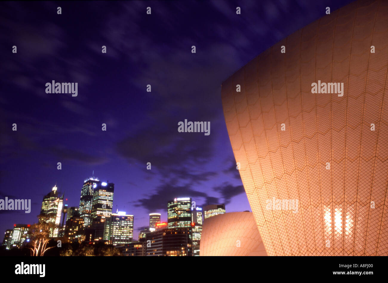 Sydney Opera House Detail in der Nacht mit Stadt CBD Skyline Hintergrund Stockfoto