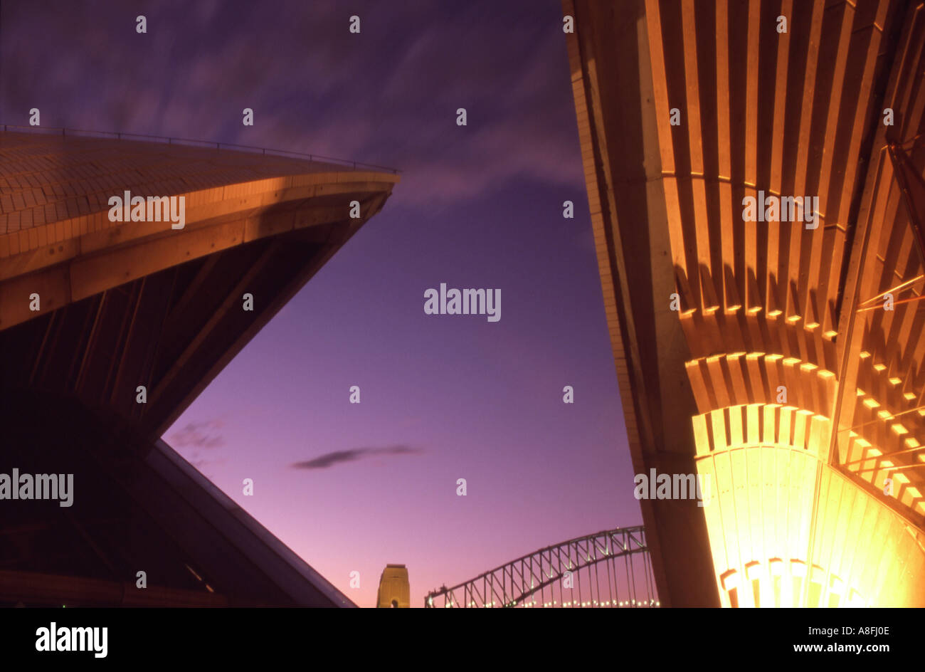 Sydney Opera House Detail in der Nacht mit Sydney Harbour Bridge-Hintergrund Stockfoto