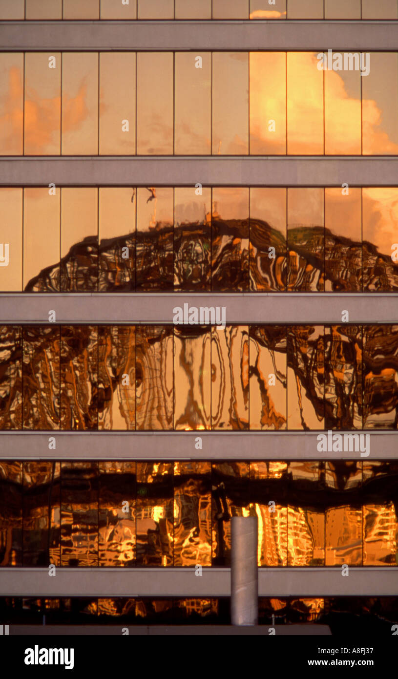 Sydney Harbour Bridge bei Sonnenuntergang spiegelt sich im Hochhaus Glasfenster Sydney CBD Stockfoto