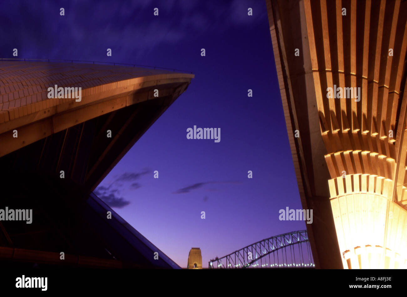 Sydney Opera House Detail in der Abenddämmerung mit Stadt CBD Skyline Hintergrund Stockfoto