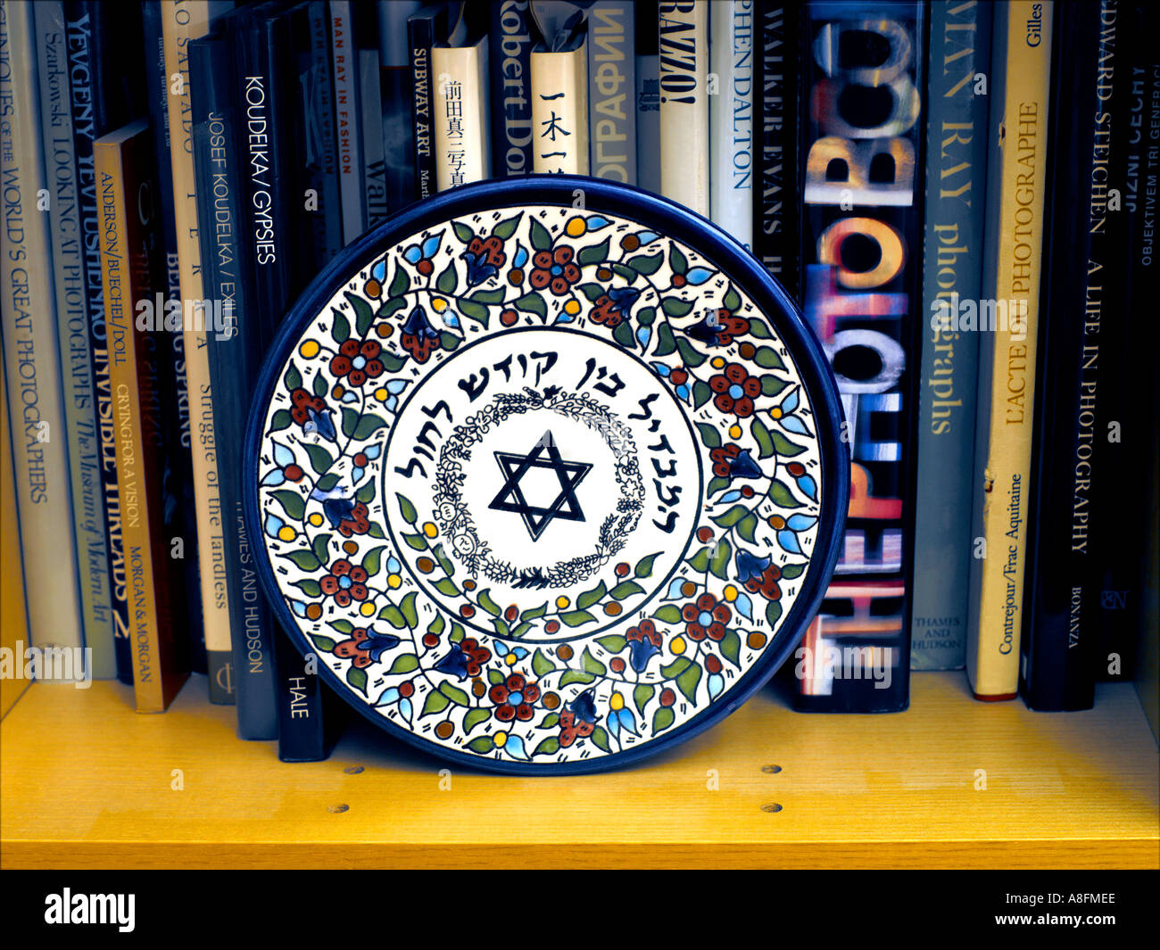 Davidstern jüdischen Platte am Bücherregal Stockfoto
