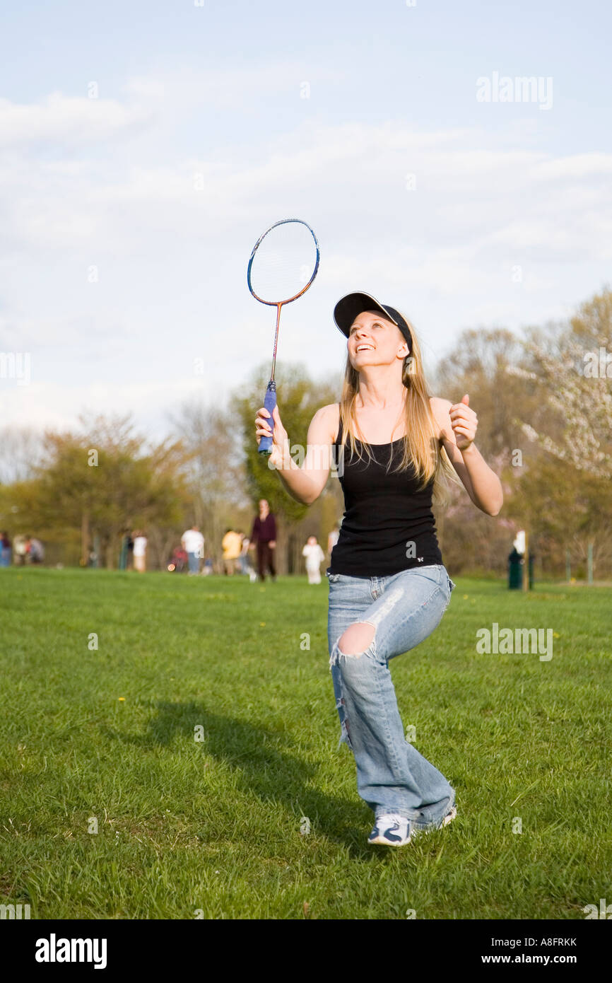 Schöne Mädchen spielen Badminton Stockfoto