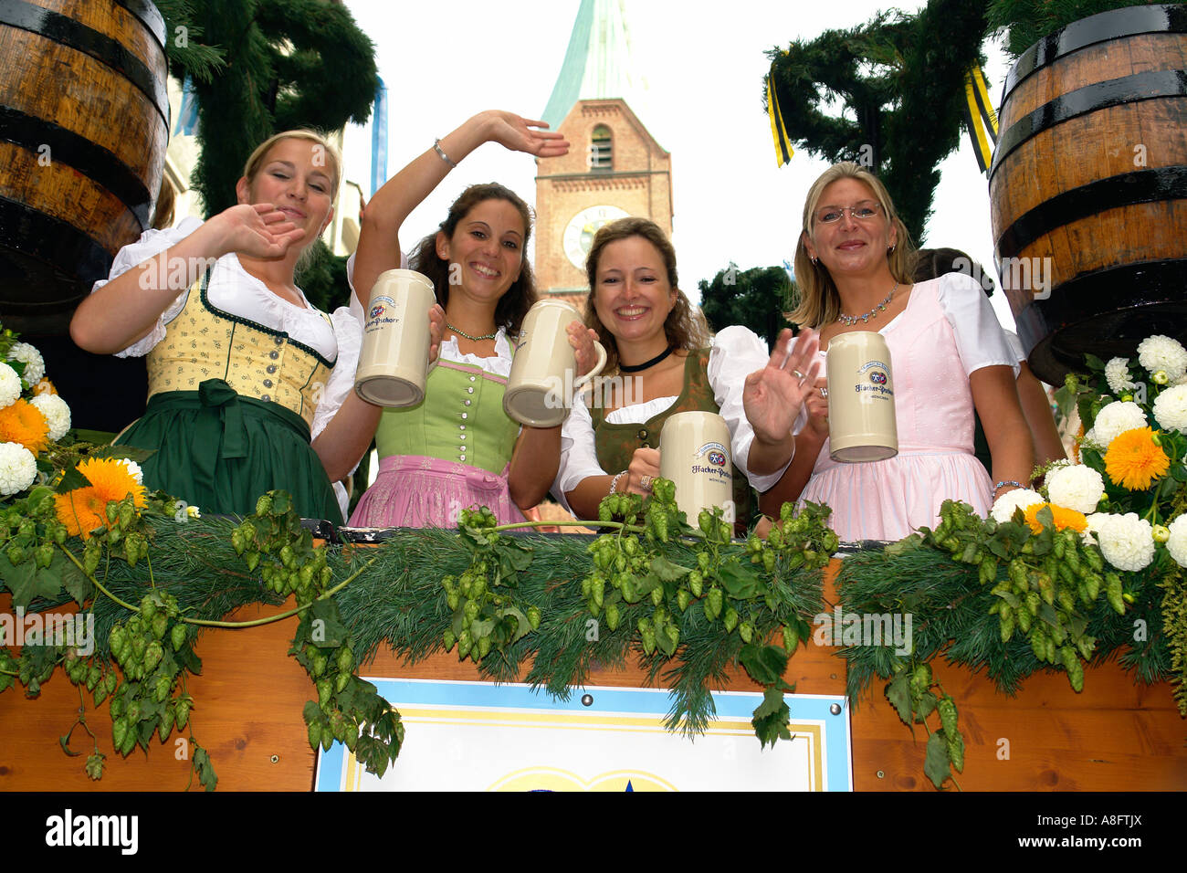 Mädchen geben, Bier für Besucher während des Oktoberfestes auf Pferdewagen Bayern München Stockfoto