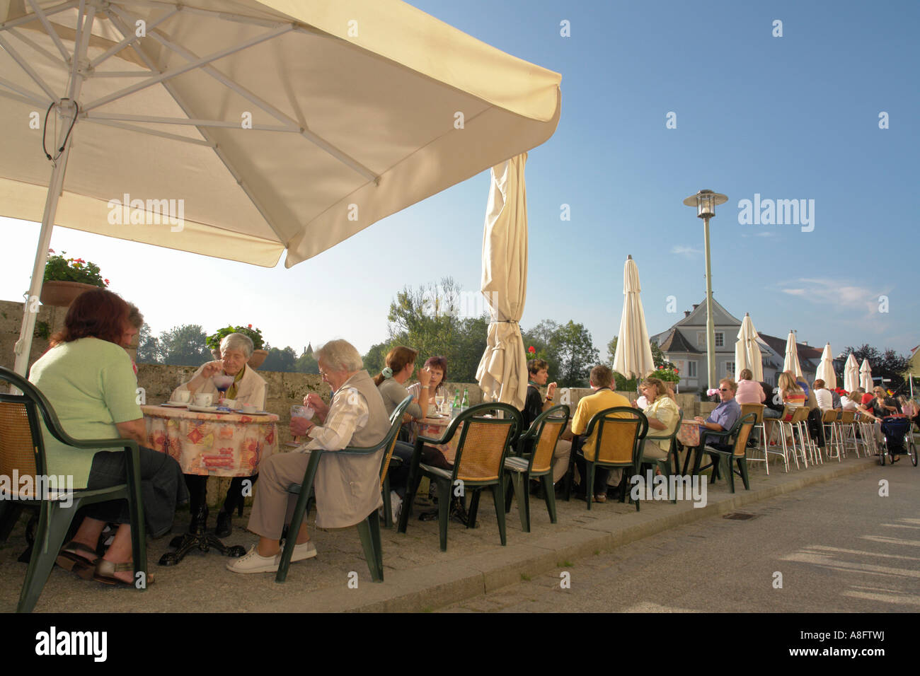 Cafe am Flussufer von Landsberg bin Lech Bayern Deutschland Stockfoto