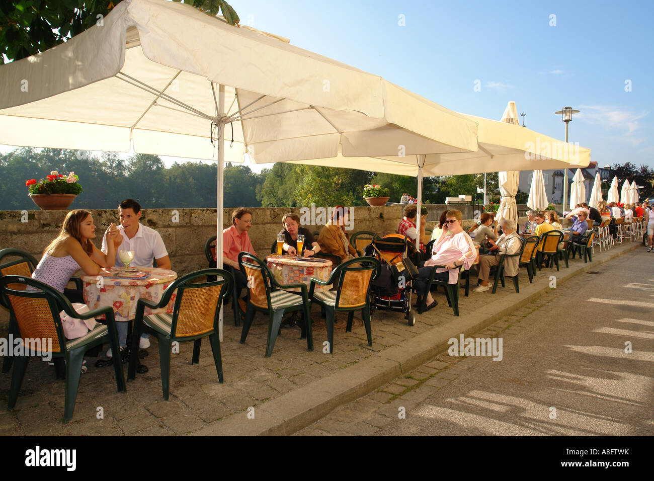 Cafe am Flussufer von Landsberg bin Lech Bayern Deutschland Stockfoto
