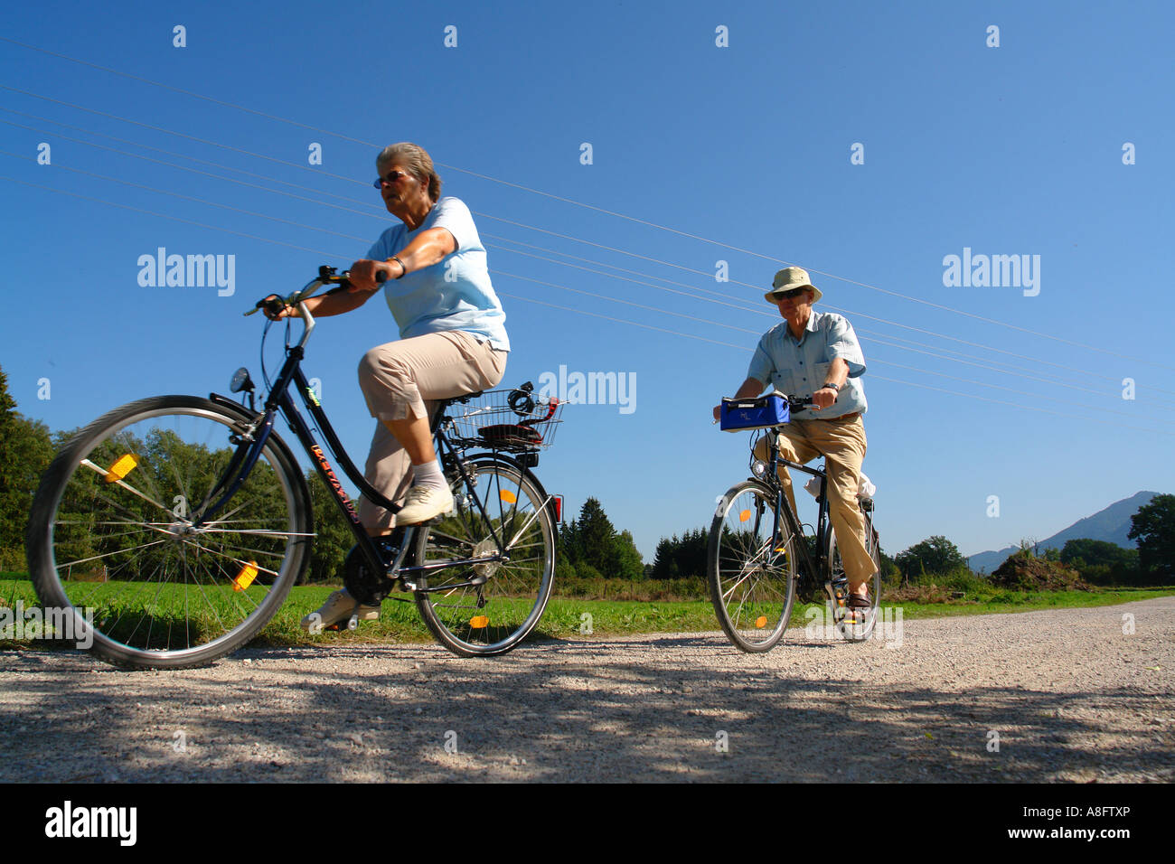 Senior Biker Radfahren im Moorland Chiemgau Bayern Deutschland Stockfoto