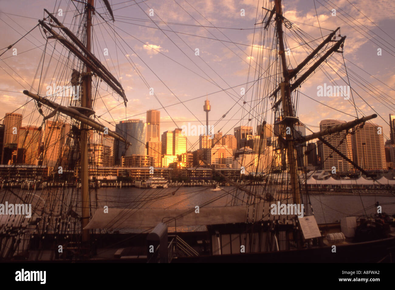 Masten und Takelage der Großsegler James Craig Darling Harbour Sydney CBD Skyline im Hintergrund Dämmerung Stockfoto