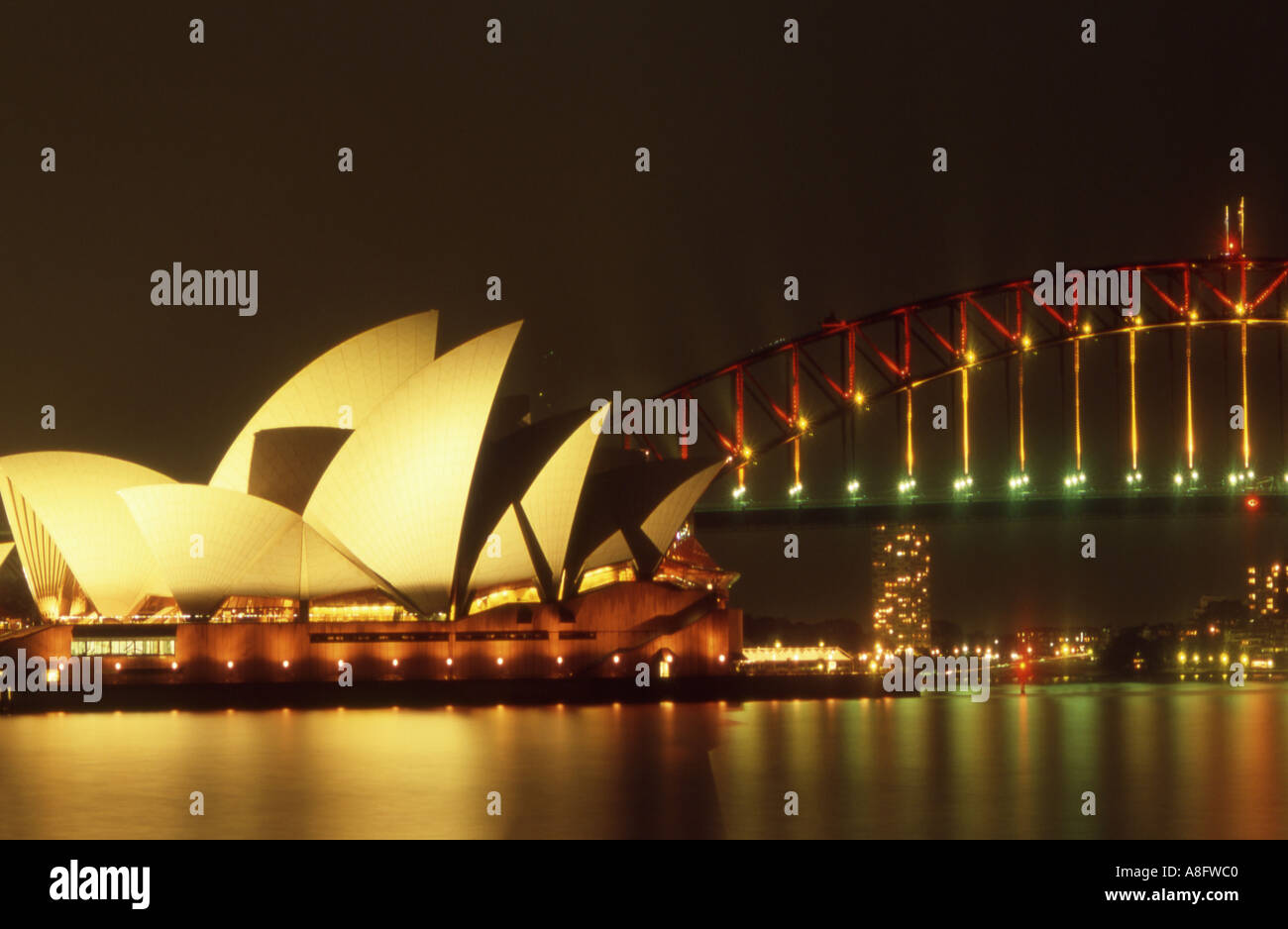 Sydney Harbour Bridge und Opera House Circular Quay von Frau Macquaries Point nachts Citylights Festival 2004 Sydney CBD und Stockfoto