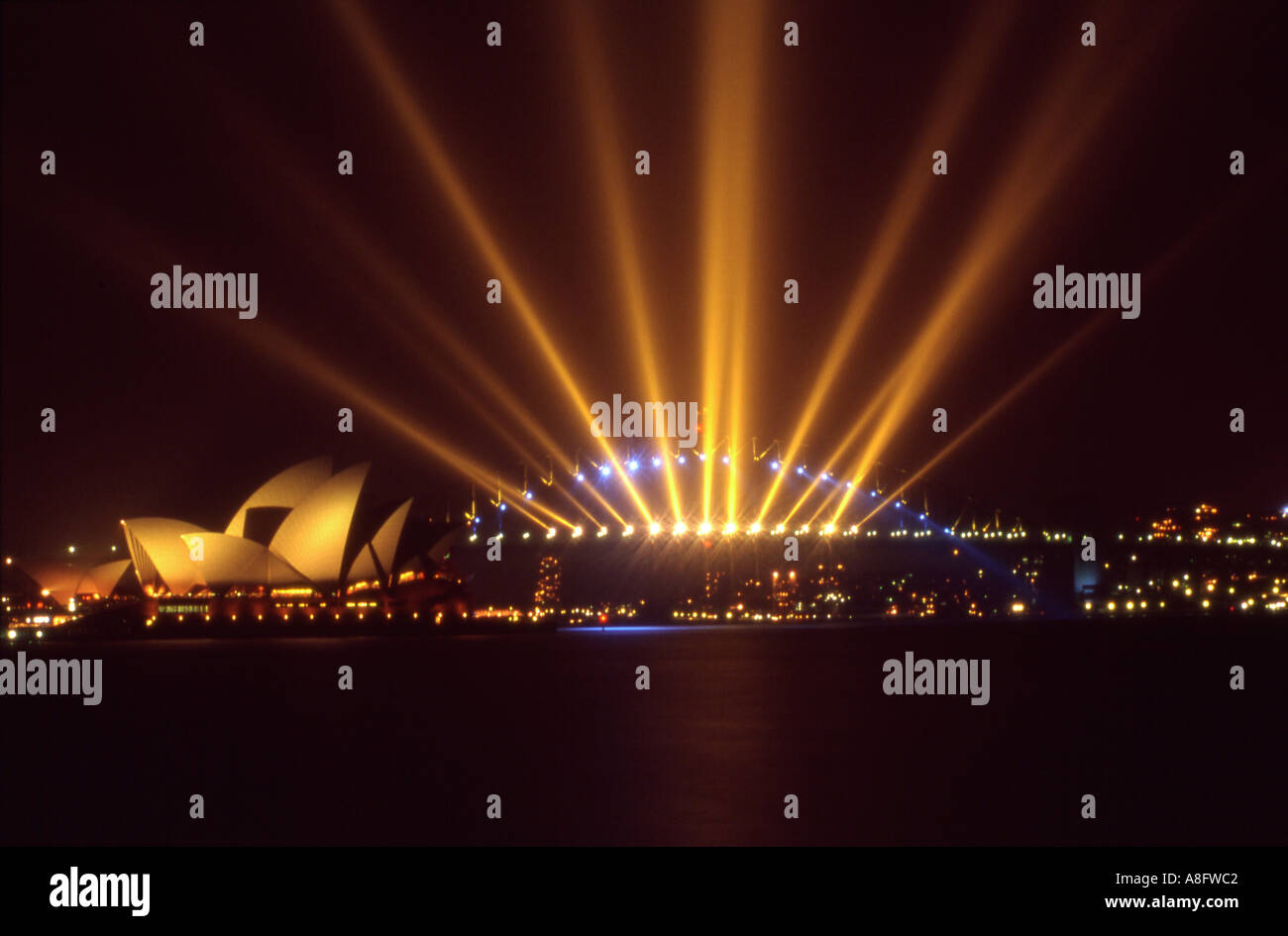 Sydney Harbour Bridge und Opera House Circular Quay von Frau Macquaries Point nachts Citylights Festival 2004 Sydney CBD und Stockfoto