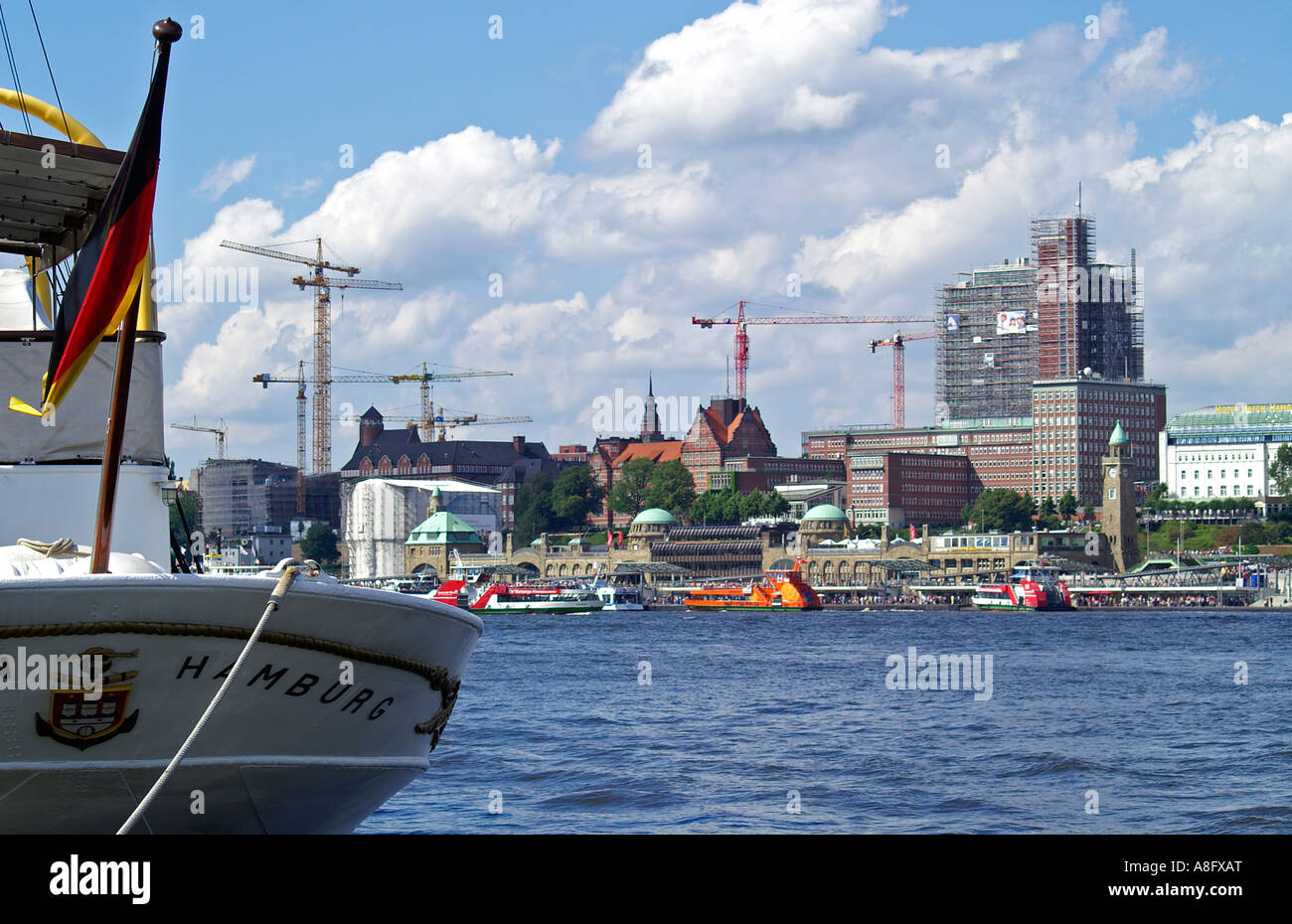 Stadt die Freie Und Hansestadt Hamburg Wasser Elbe Boot landungsbrücken Stockfoto