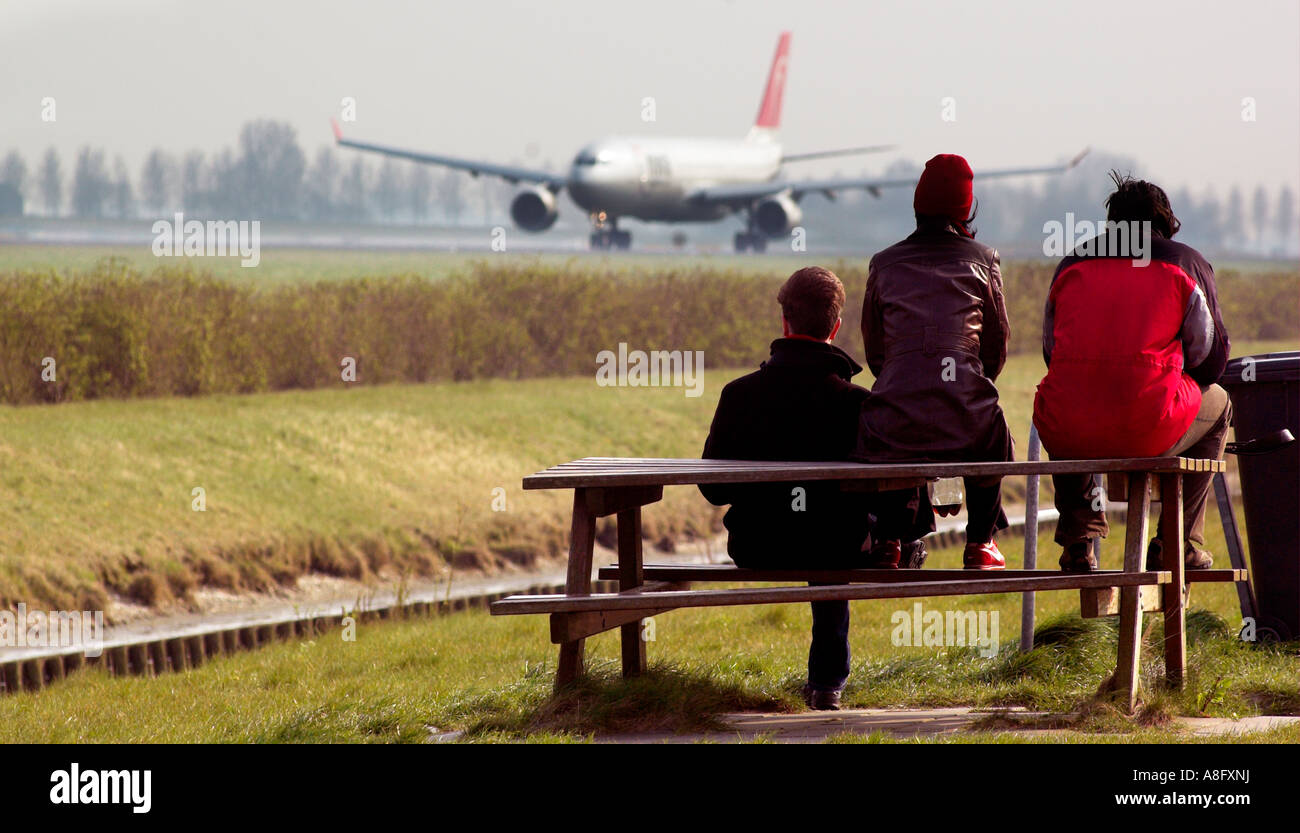 Drei Flugzeugbeobachter saß auf einem picknicktisch beobachten ein Flugzeug vom Flughafen Schiphol Amsterdam nehmen Stockfoto