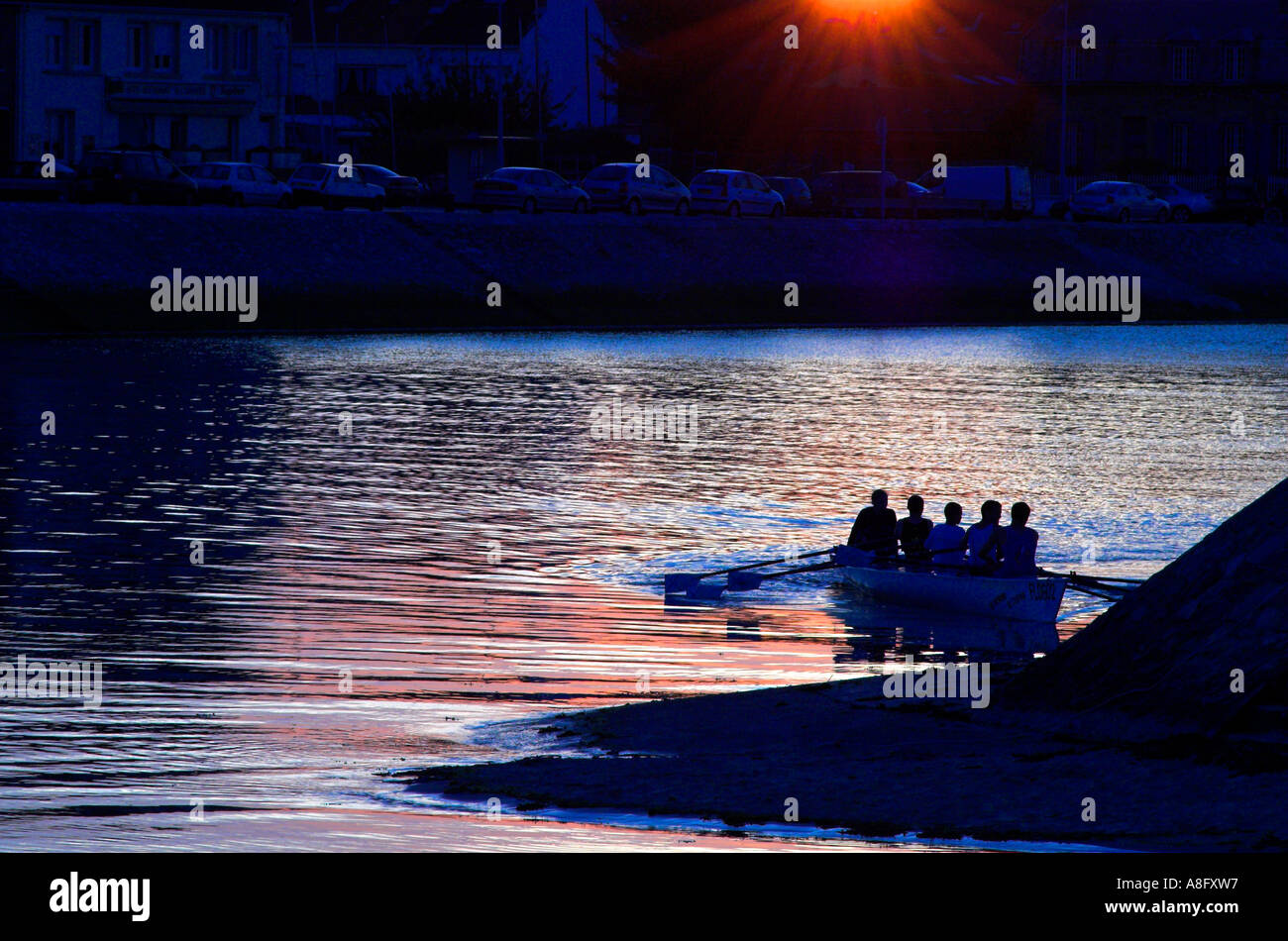 Ruderer an einem Sommerabend in Frankreich Stockfoto