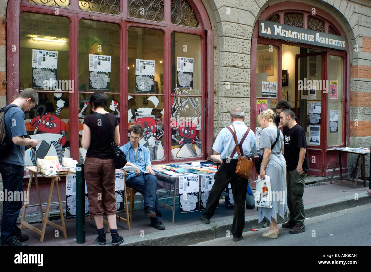 Toulouse France, Group People, Junge französische Erwachsene, die vor einem alternativen Buchladen im Stadtzentrum stöbern « Mediatheque » Shopping Business Storefront Stockfoto