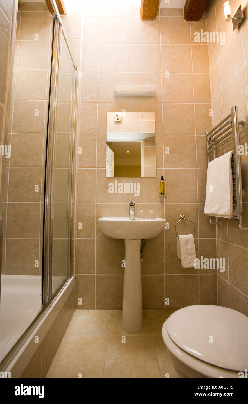 Kleines Bad Mit Dusche Stockfotografie Alamy
