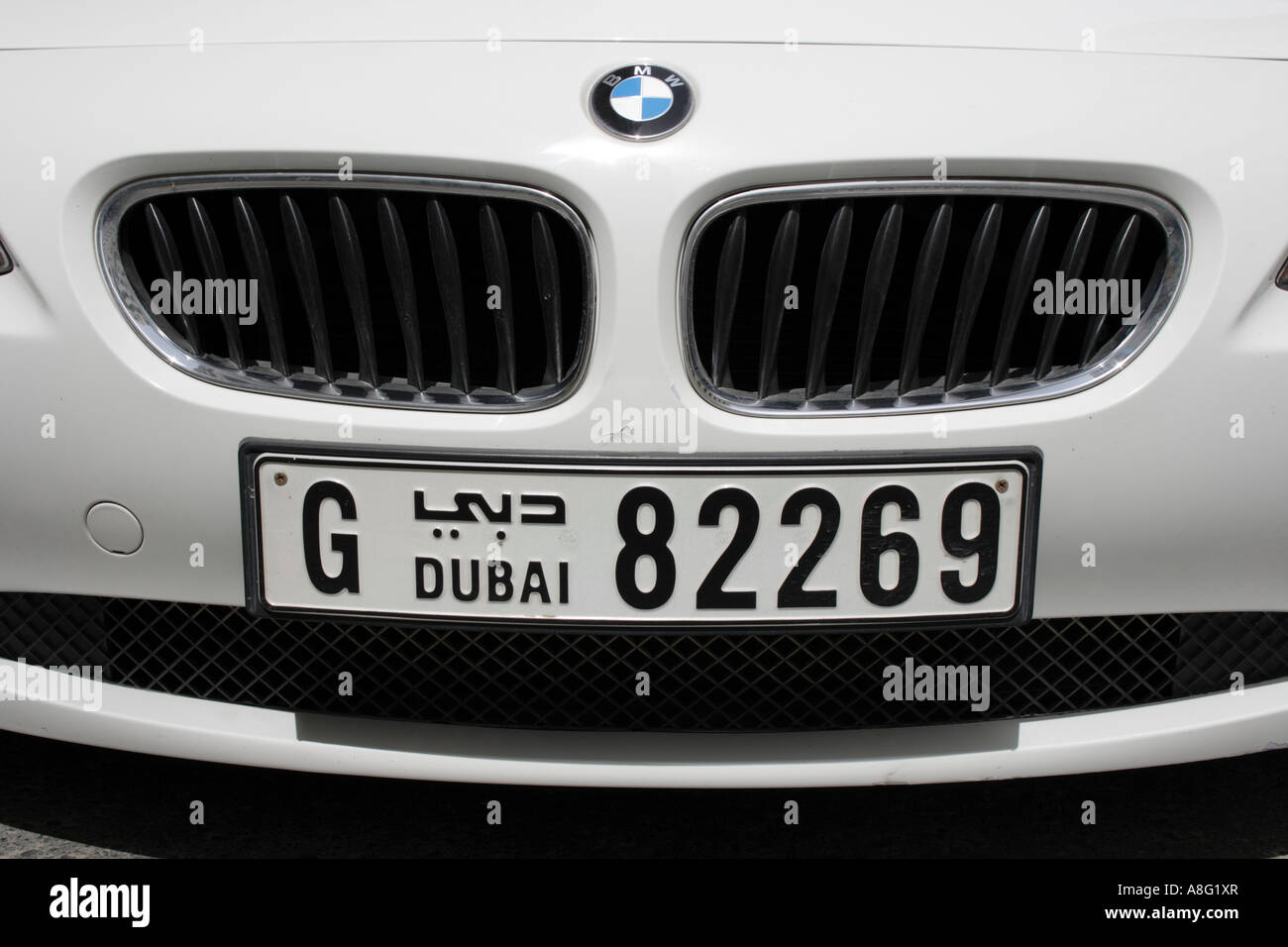 Luxus-Auto BMW mit Dubai-Kfz-Kennzeichen. Foto: Willy Matheisl Stockfoto