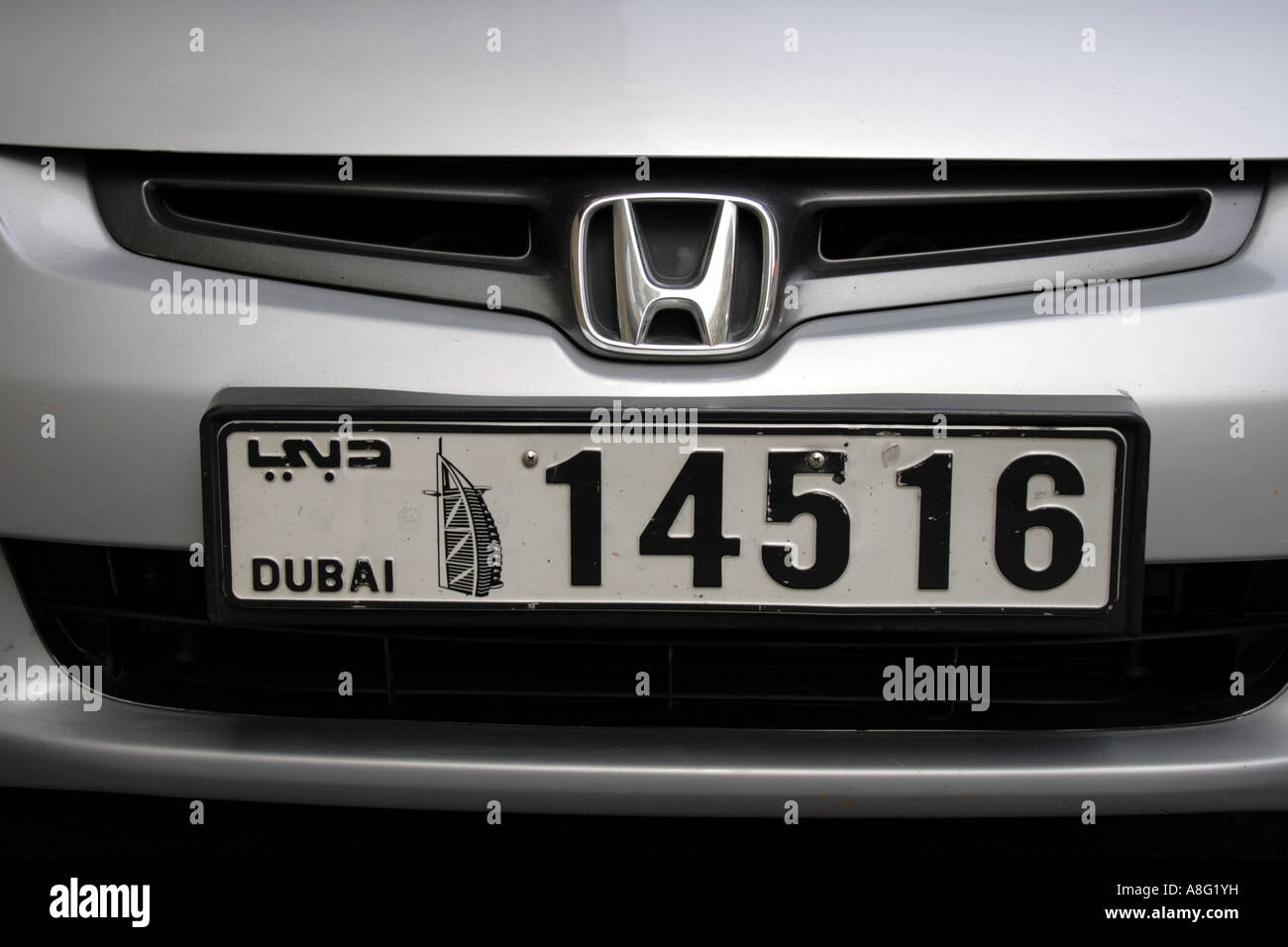 Auto mit Dubai Nummernschild mit Symbol Burj al Arab. Foto: Willy Matheisl Stockfoto