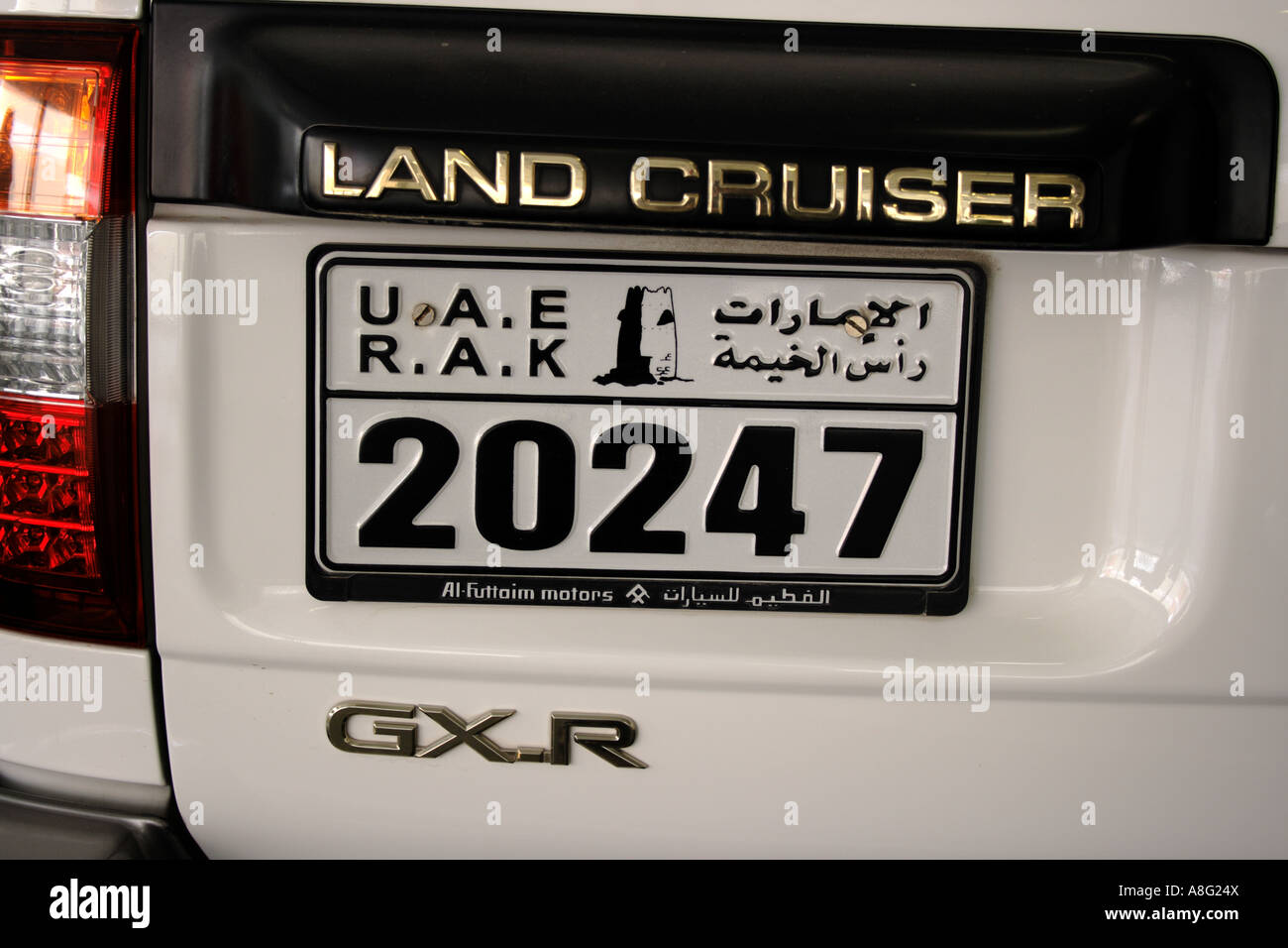 Dubai-RAK Autokennzeichen auf Offroad Landcruiser, Vereinigte Arabische Emirate. Foto: Willy Matheisl Stockfoto