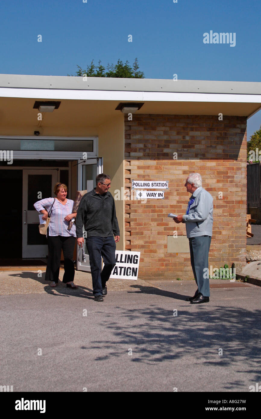 Mann, der vor der Polling Station steht und Namen für Kommunalwahlen in Sussex abcheckt Stockfoto