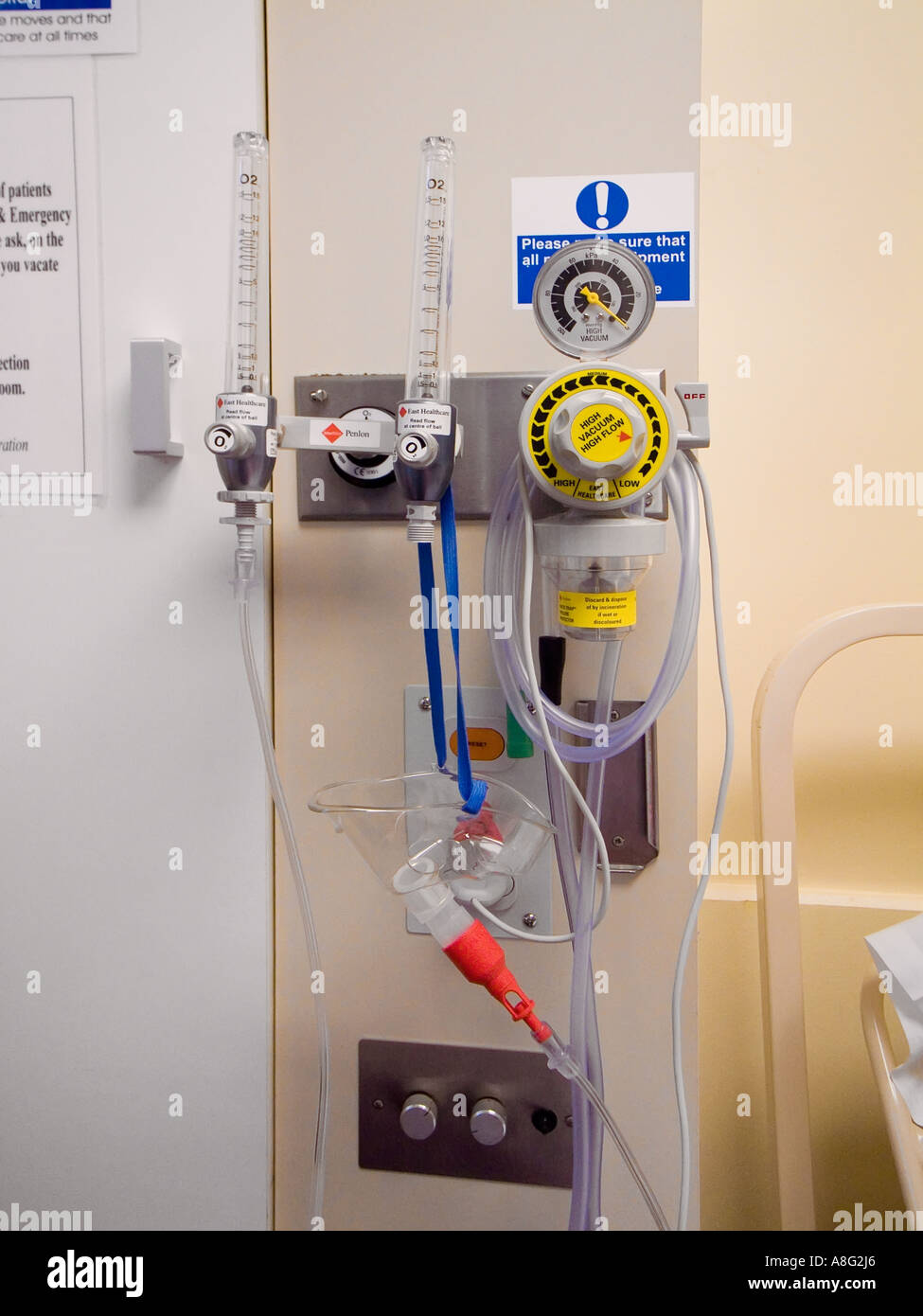 Ein eingebauter Sauerstoffzufuhr und Maske in einem Krankenhaus Stockfoto