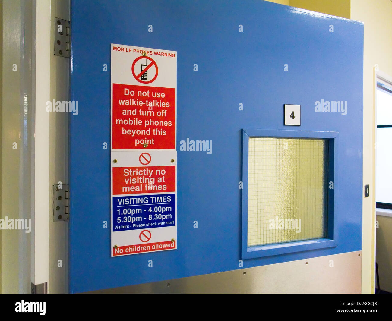 Tür in einen privaten Raum in einem Krankenhaus Stockfoto