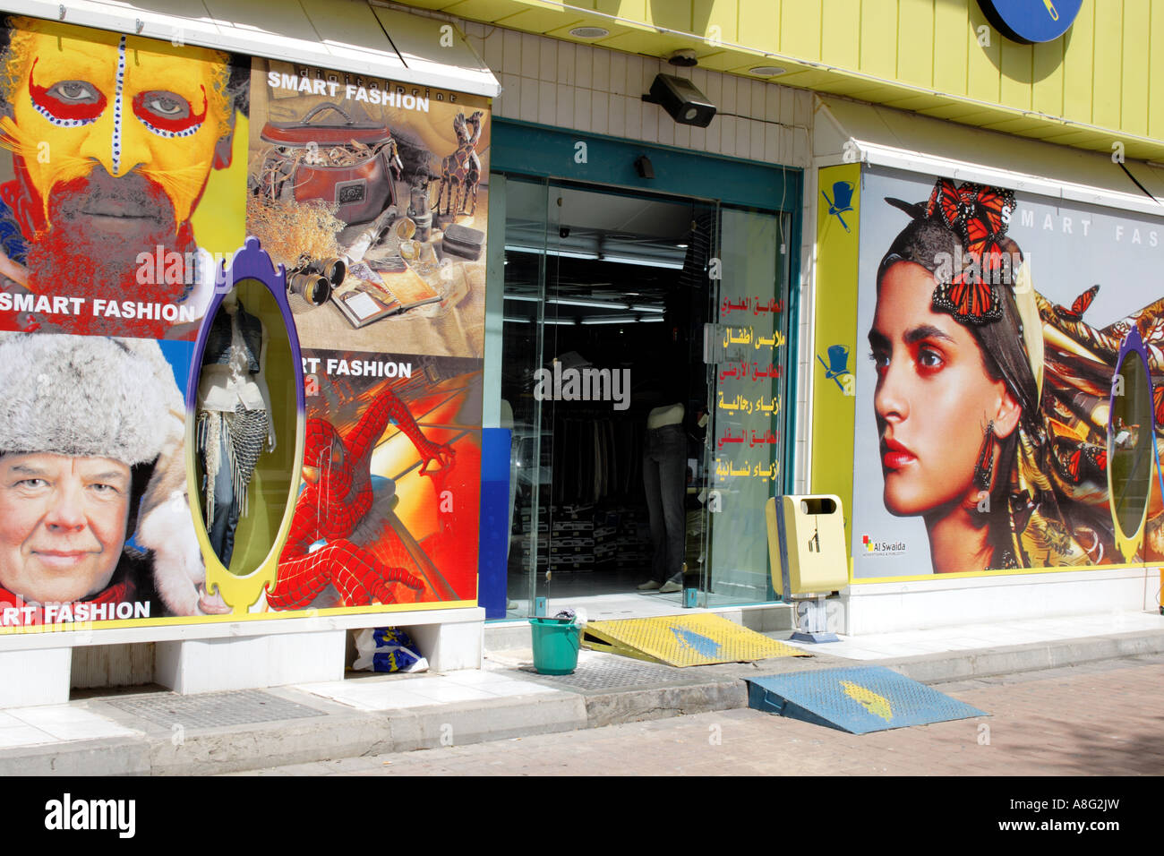 Fassade und Eingang der Mode shop der Stadt Al Ain. Foto: Willy Matheisl Stockfoto