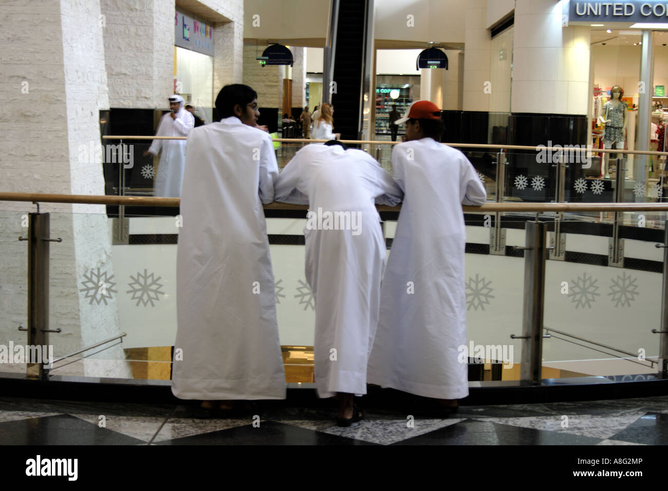 männliche arabische Jugendliche in Dubai in der Shopping Mall of the Emirates, Vereinigte Arabische Emirate. Foto: Willy Matheisl Stockfoto