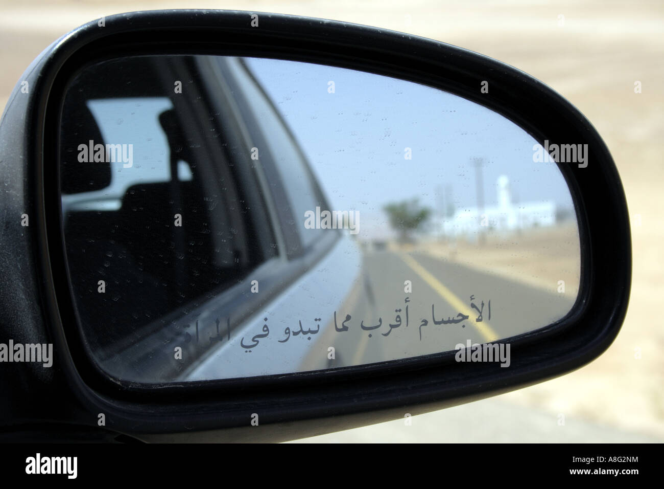 Dubai-Spiegel des Autos mit arabischen Buchstaben Objekte im Spiegel sind  näher als sie erscheinen. Foto: Willy Matheisl Stockfotografie - Alamy