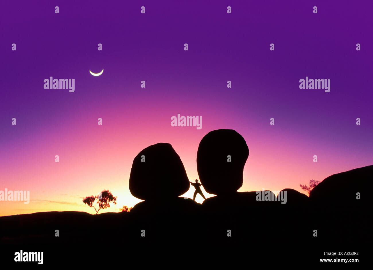 Dämmerung mit Mondsichel über Devils Marbles, Northern Territory, Australien Stockfoto