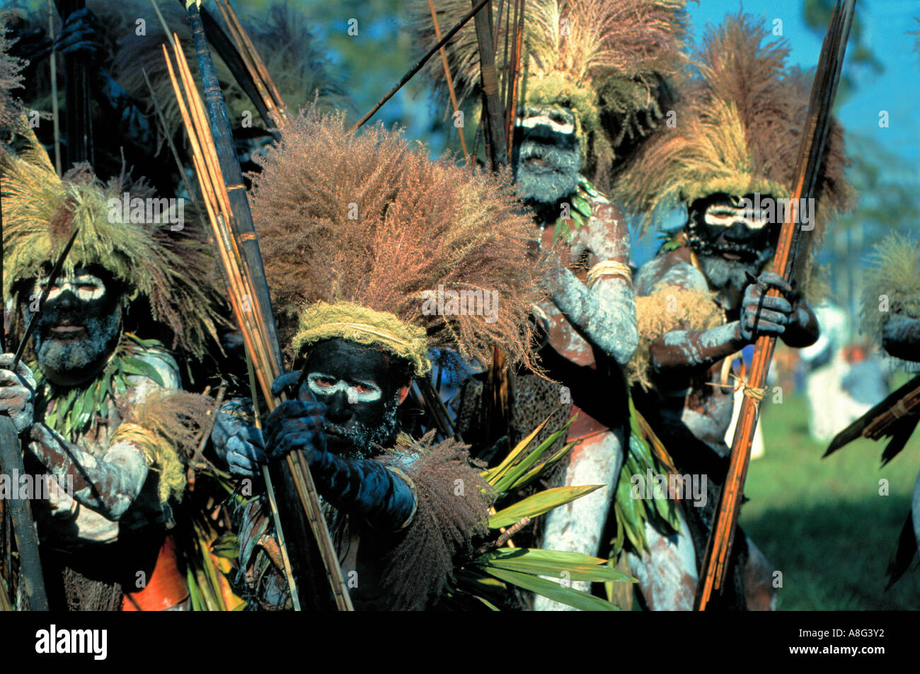 dekorierte Aborigines mit Bögen, Mt. Hagen, Papua-Neuguinea Stockfoto
