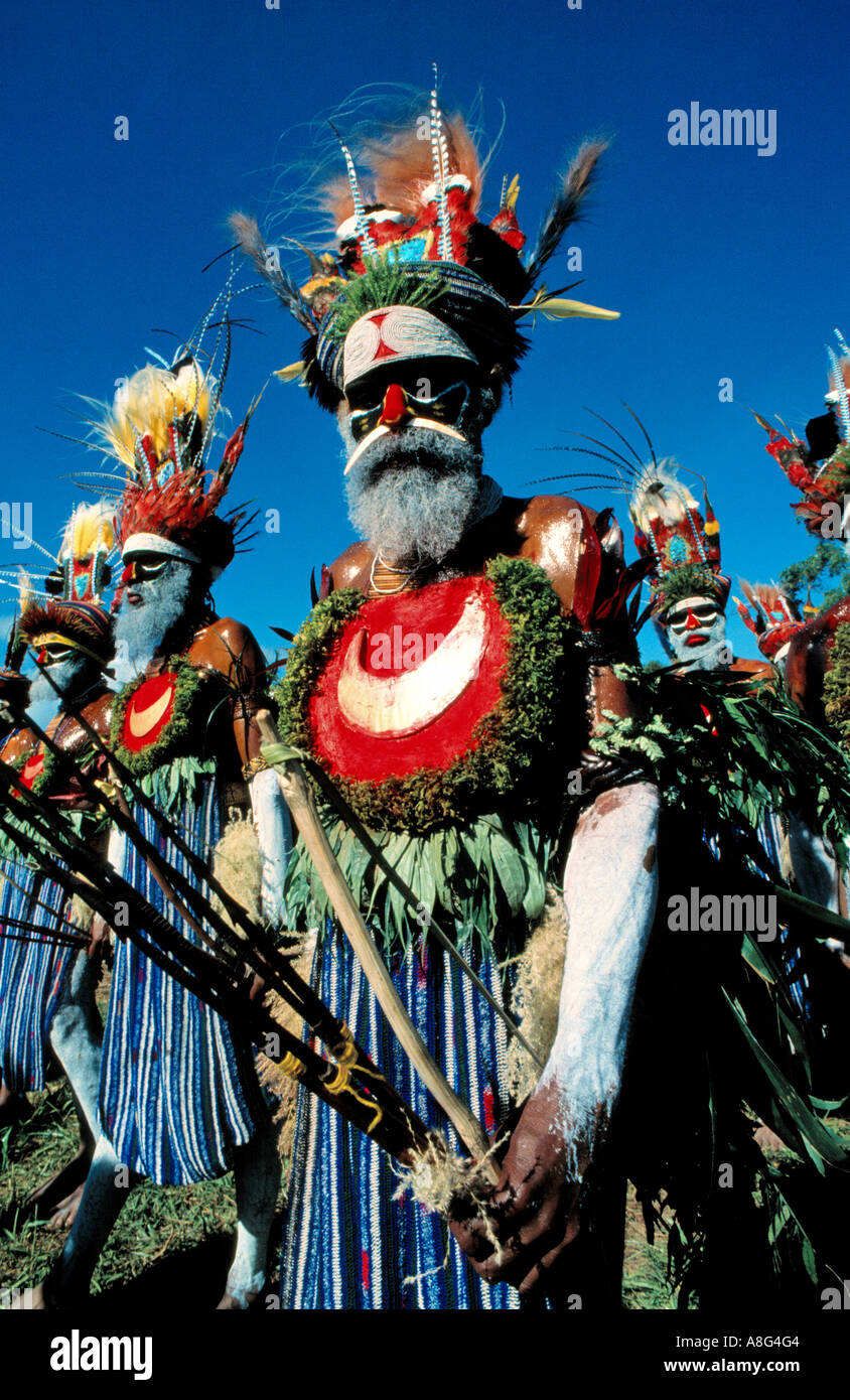 dekorierte Aborigines mit Pfeil und Bogen, Mt. Hagen, Papua-Neuguinea Stockfoto